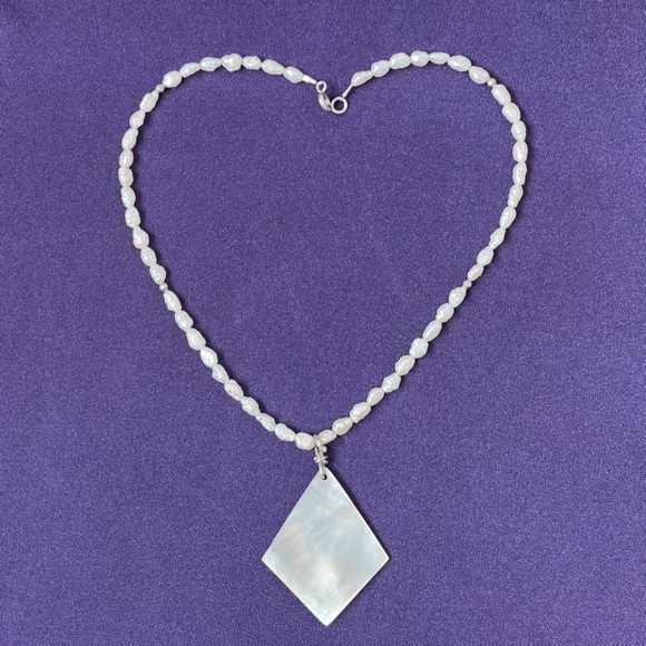 Handcrafted cultured freshwater rice pearl necklace. - Picture 4 of 10